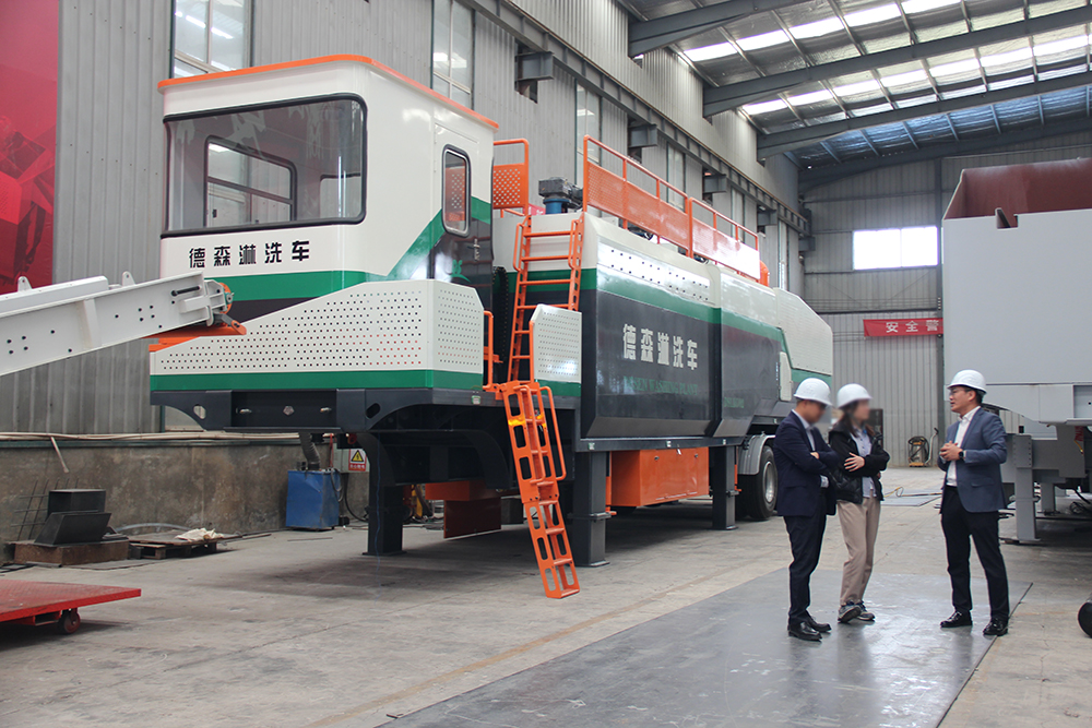 德森移動淋洗修復(fù)設(shè)備.jpg 德森移動淋洗修復(fù)設(shè)備